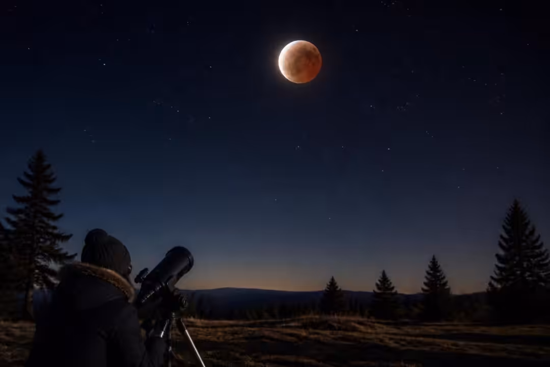 découvrez comment observer en direct l’éclipse totale de lune du 3 mars 2026 grâce à notre guide pratique complet, avec conseils et astuces pour ne rien manquer de ce phénomène astronomique spectaculaire.