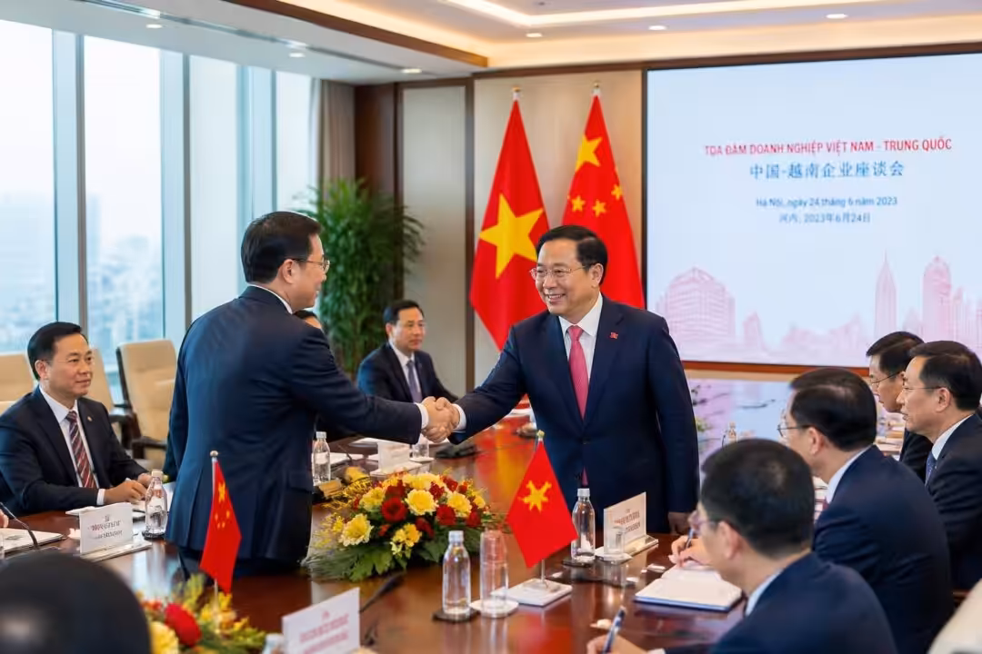 le premier ministre vietnamien appelle les entreprises chinoises à accroître leurs investissements au vietnam pour renforcer la coopération économique bilatérale et stimuler le développement régional.