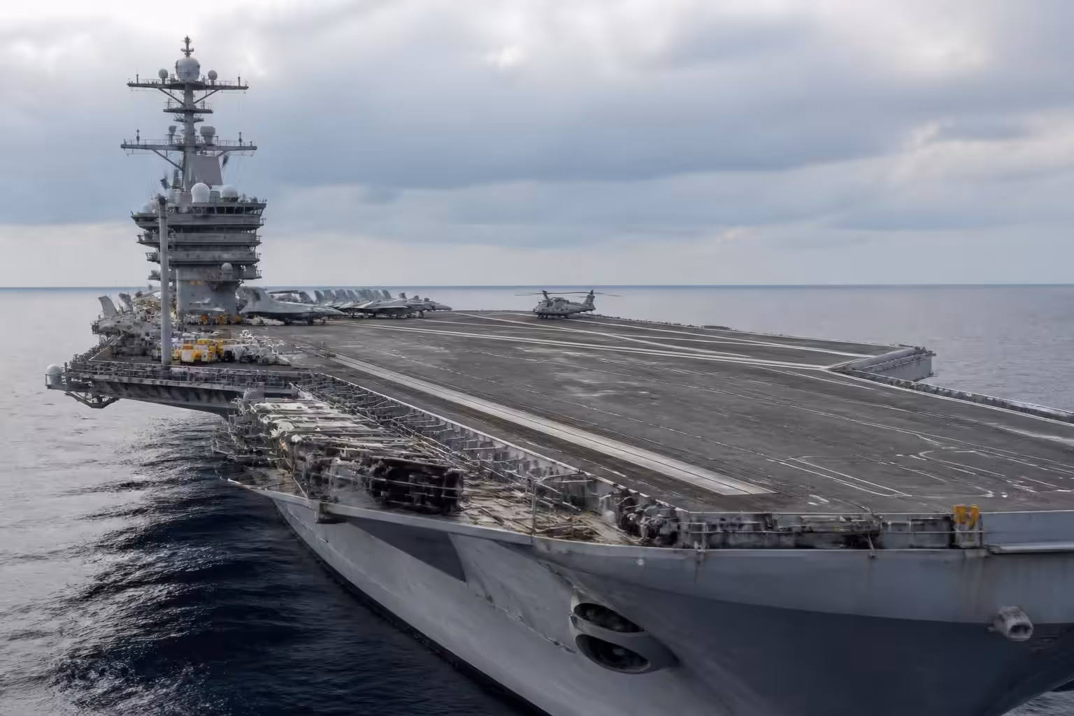 Nouveaux porte-avions américains : Trump prône le retour aux systèmes de catapultes traditionnelles pour l&rsquo;US Navy