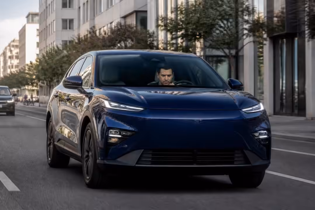 découvrez le deepal s05, le suv électrique chinois qui vise à rivaliser avec le tesla model y en europe, mais qui déçoit lors de notre essai sur route.