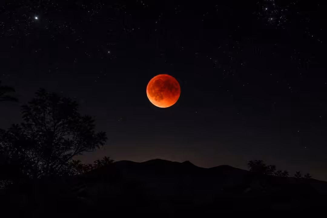 découvrez les secrets fascinants de l'éclipse lunaire et comprenez pourquoi la lune se pare d'une teinte rouge spectaculaire lors de ce phénomène céleste captivant.