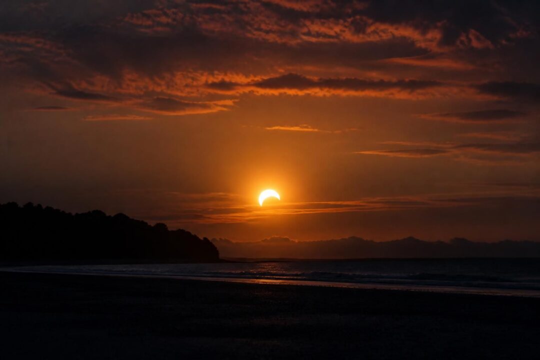 Éclipse solaire à l&rsquo;horizon : découvrez la date de la prochaine occultation du Soleil