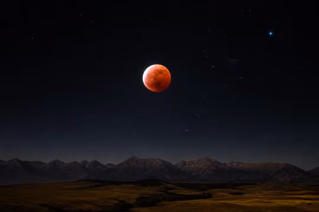 suivez en direct l'éclipse totale de lune du 3 mars 2026 et ne manquez aucun instant de ce phénomène céleste spectaculaire. informations, horaires et conseils pour observer cet événement unique.