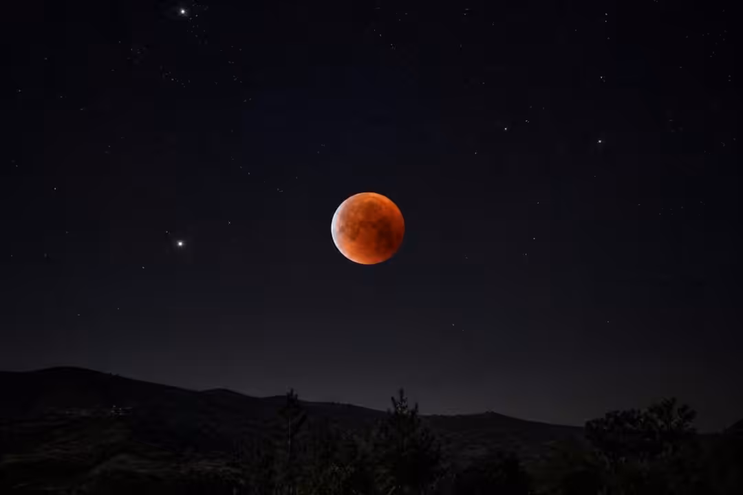 découvrez la date exacte de la prochaine éclipse lunaire et préparez-vous à admirer ce magnifique phénomène céleste en direct.